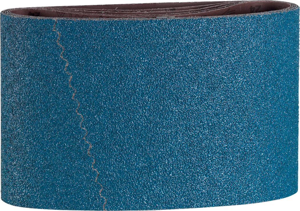 PALLMANN_dummy_zircon-sanding-belt-200x750mm_msl_2021-12 Plano detalle de una banda abrasiva azul enrollada. La granulometría áspera y brillante cubre la superficie exterior, mostrando un patrón texturizado y granulado. Una costura en zigzag visible recorre verticalmente donde se unen los extremos. La banda está enrollada de manera que se aprecia la capa interna marrón en la parte superior. Iluminación uniforme y fondo blanco realzan la textura y la construcción del material. Apta para fichas de producto industriales o de bricolaje.