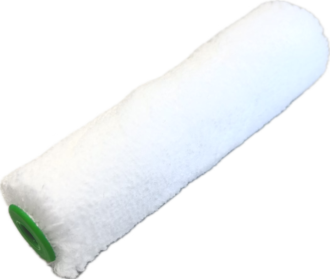 PALLMANN_dummy_AUFTRAGSROLLE RAND 4MM-10 CM_2025_11 Primer plano de una funda de rodillo de pintura blanca y esponjosa con un extremo de plástico verde, sobre fondo blanco; se aprecia la textura del pelo del rodillo.