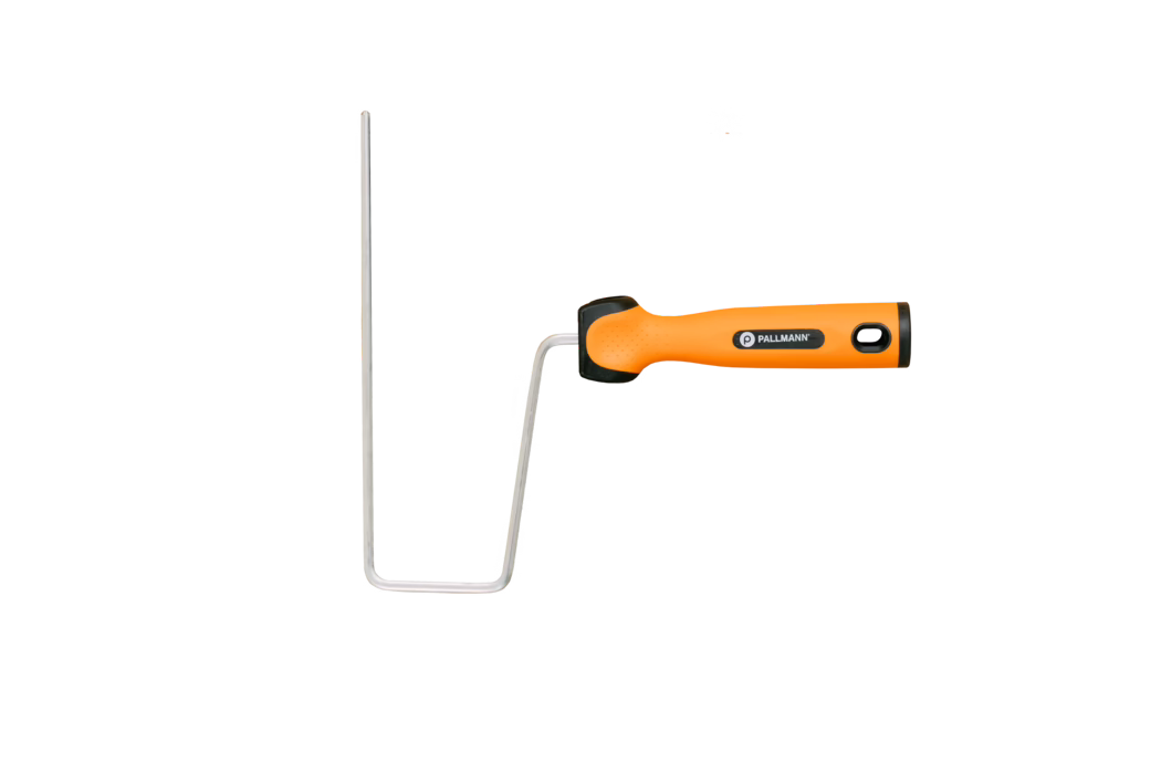 PALLMANN_dummy_handle for application roller_kammerer_2025-08 Un soporte para rodillo de pintura con mango ergonómico de plástico naranja brillante y una estructura de alambre metálico plateado doblada, mostrado sobre fondo blanco. El mango tiene una tapa final negra, un orificio para colgar y el logo 'PALLMANN'; la varilla metálica está moldeada para sujetar una funda cilíndrica de rodillo. La herramienta parece limpia y lista para pintar paredes o techos, combinando un agarre cómodo con una construcción resistente.