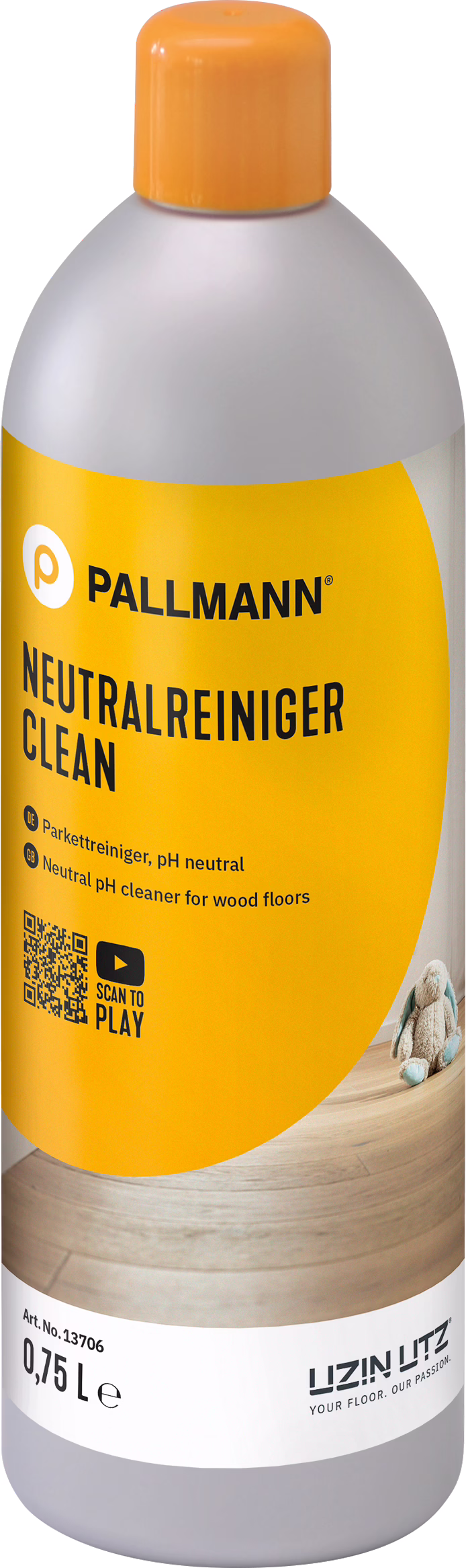 PALLMANN_dummy_CLEAN_0,75l_msl_2021-12 Una botella alta de plástico gris con tapa naranja y etiqueta naranja brillante que dice 'PALLMANN NEUTRALREINIGER CLEAN'. Limpiador de pH neutro para suelos de madera; la etiqueta indica 0,75 L, un código QR y la marca UZIN UTZ. En la parte inferior de la etiqueta se muestra un suelo de madera con un pequeño peluche.