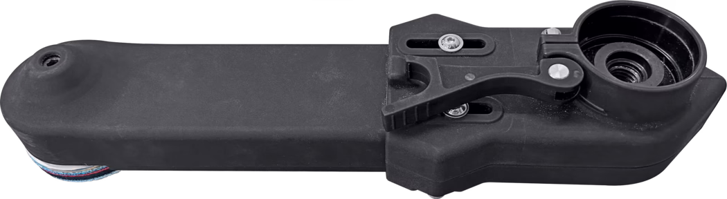 Primer plano de una abrazadera o soporte de montaje mecánico de plástico negro con un brazo rectangular alargado que se extiende hacia la izquierda. En el lado derecho se aprecia una cavidad circular empotrada con rosca interior, una palanca articulada de liberación rápida y dos alojamientos de tornillo ajustables con ranura y tornillos metálicos visibles. La superficie es plástico negro mate con polvo y ligeros signos de uso; en la parte inferior izquierda se ve parcialmente una tira textil multicolor o una junta.