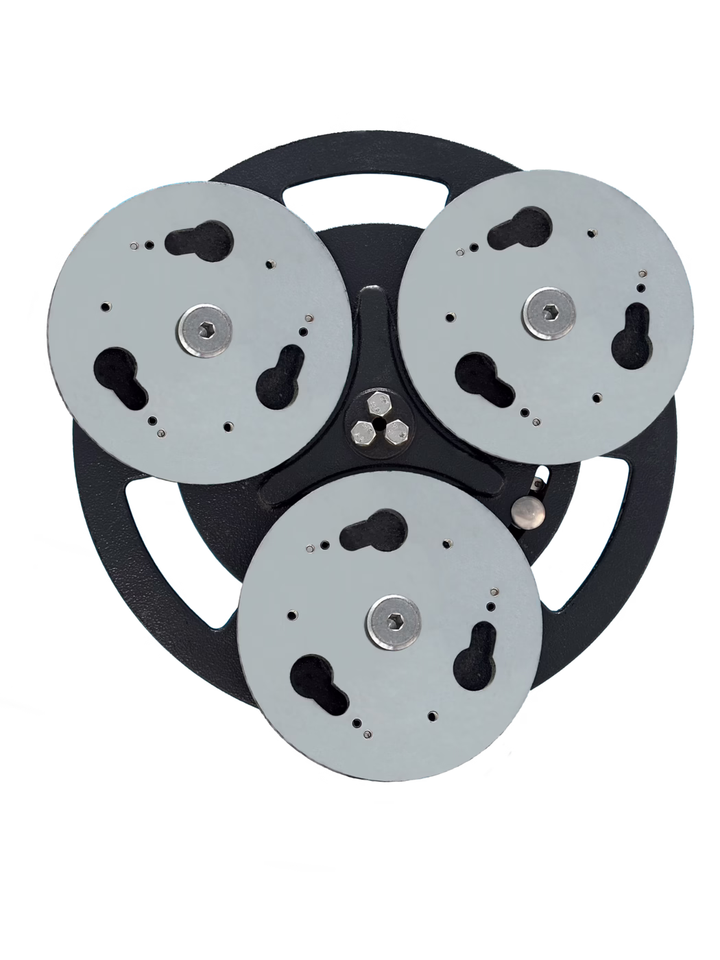 PALLMANN_dummy_Triple disc plate_05_2025 Primer plano cenital de una placa de montaje metálica circular negra con tres discos adaptadores plateados distribuidos de forma uniforme. Cada disco presenta recortes en forma de cerradura, pequeños orificios de fijación y un perno hexagonal central; la base negra muestra un acabado texturizado con pintura en polvo y tres tornillos hexagonales empotrados en el centro. La composición está aislada sobre fondo blanco, con iluminación uniforme que resalta las superficies metálicas, los elementos de sujeción y los detalles de mecanizado, adecuada para documentación técnica.