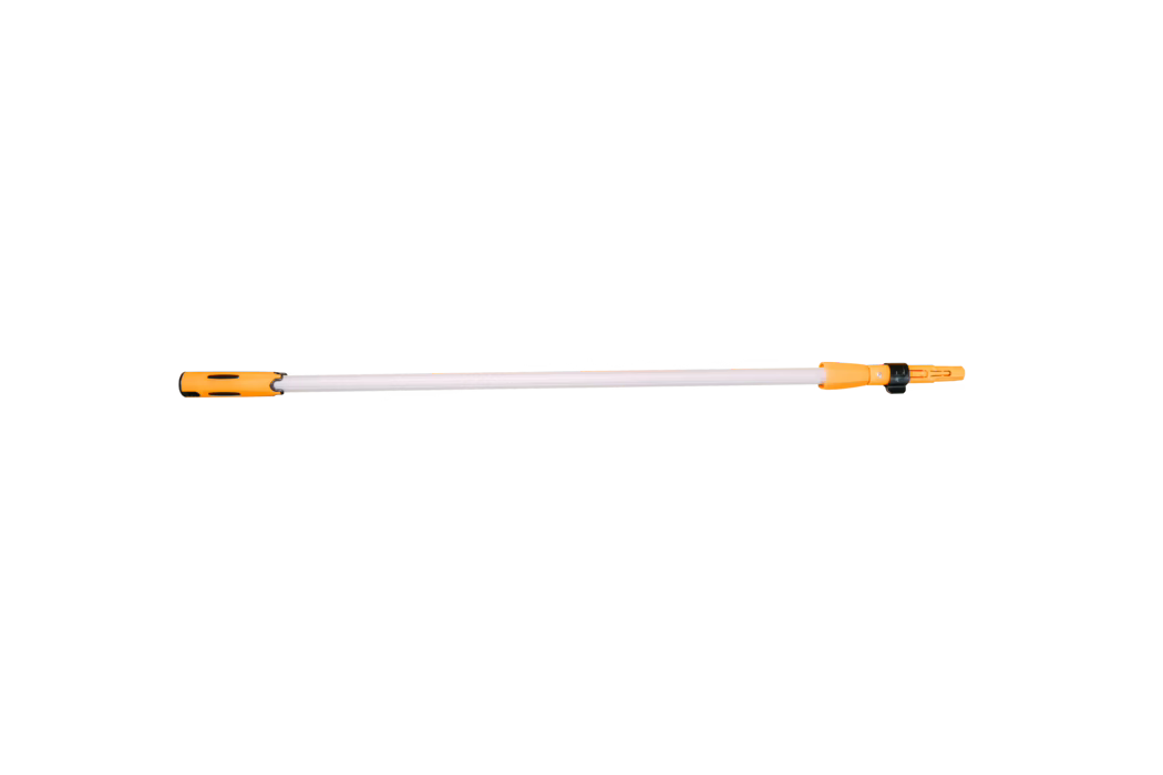 PALLMANN_dummy_telescopic handle_kammerer_2025-08 Una larga pértiga extensible telescópica blanca con conectores de plástico naranja brillante en ambos extremos y una abrazadera de bloqueo negra cerca de uno de los extremos, mostrada horizontalmente sobre fondo blanco. El eje ligero, de aluminio o material compuesto, tiene una empuñadura ligeramente texturizada en un extremo y un acoplamiento universal en el opuesto para fregonas, escobas, rodillos de pintura u otras herramientas; el conector naranja aloja el mecanismo de botón o clip para asegurar accesorios. La imagen es una fotografía de producto nítida que destaca la forma, el contraste de colores y los detalles funcionales de la pértiga.